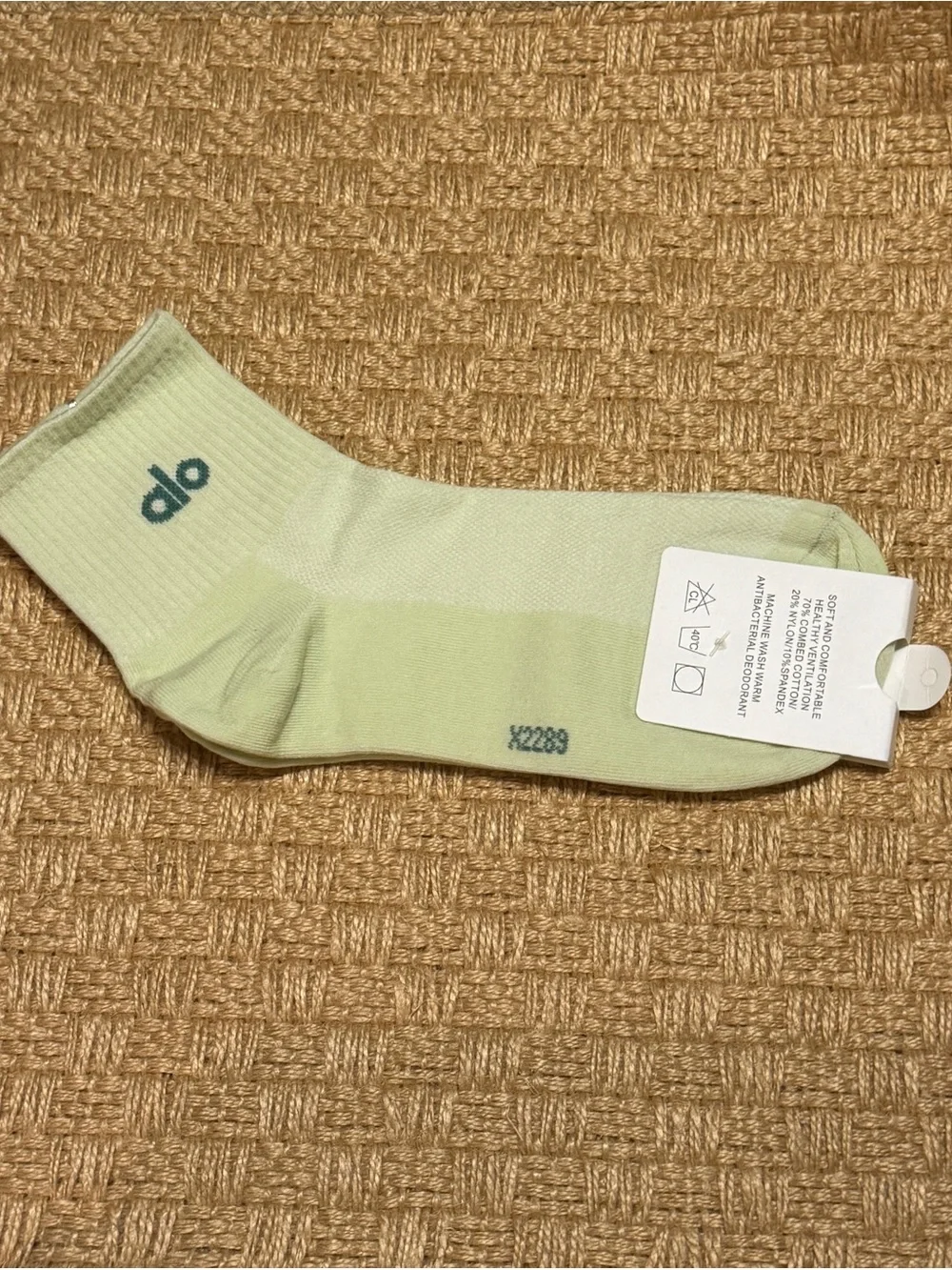 ALO Yoga Pistachio 3/4 Crew Athletic Socks (Unisex, size Medium)
